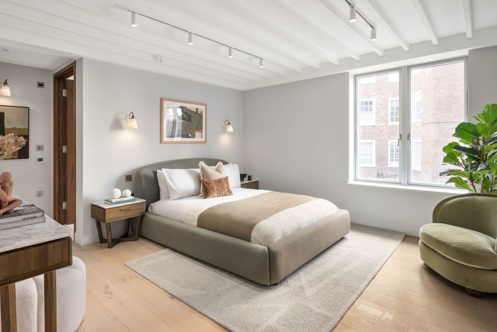 Property photo 3 of 13 Dilke Street