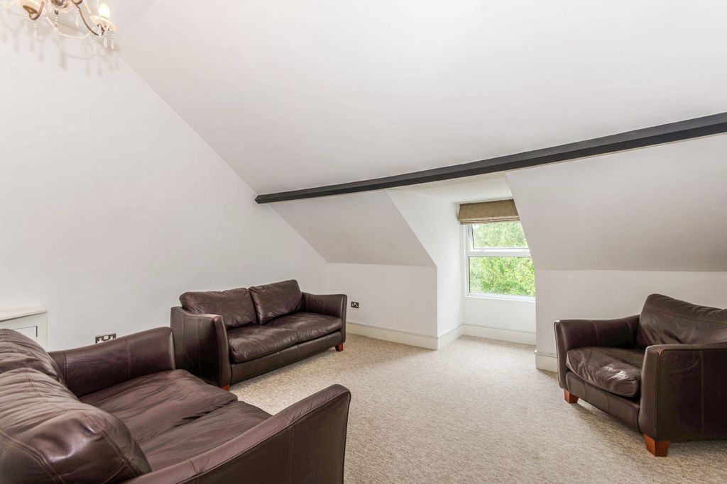 Property photo 2 of 9 6329B3Df-4189-473B-9