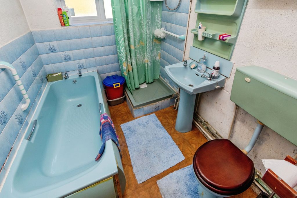 Property photo 3 of 20 Bathroom