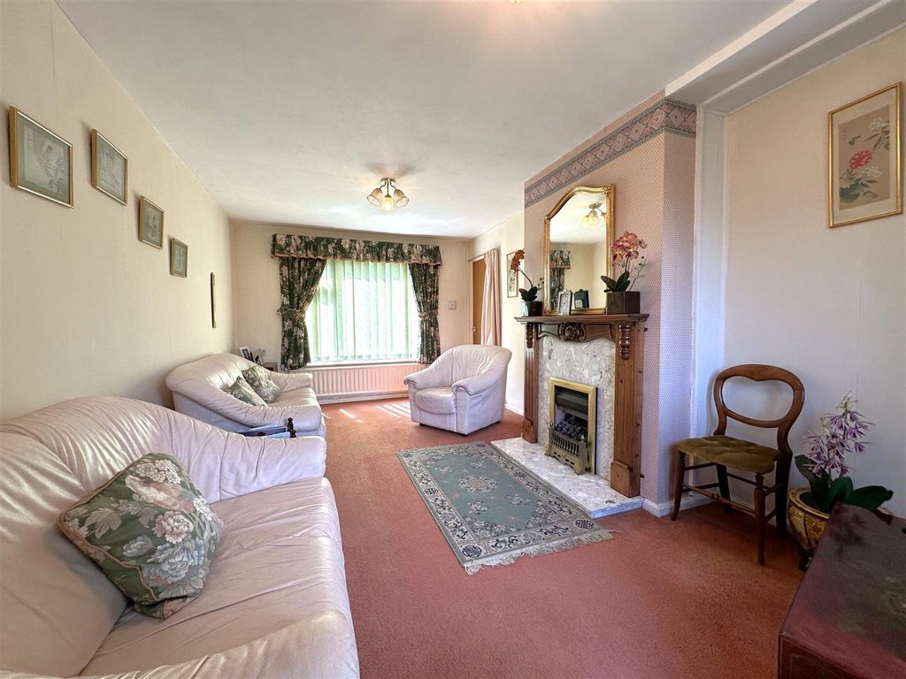 Property photo 2 of 17 Large Living Room 169