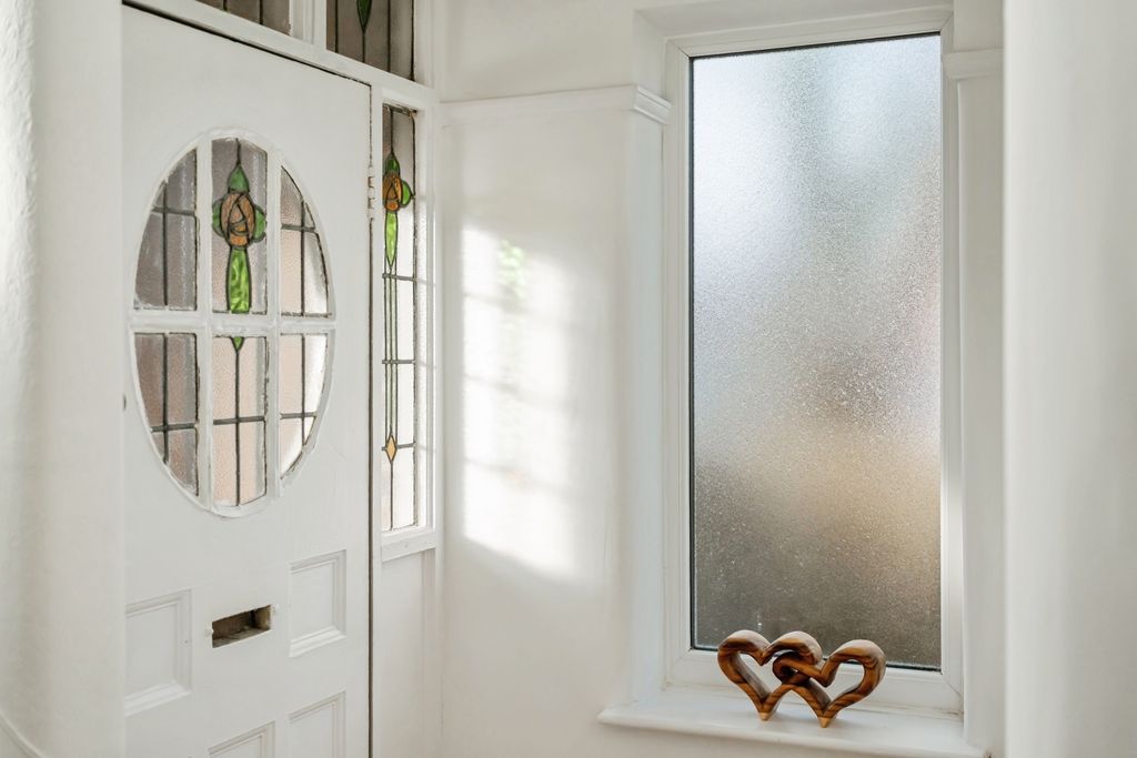 Property photo 2 of 18 Entrance Hall