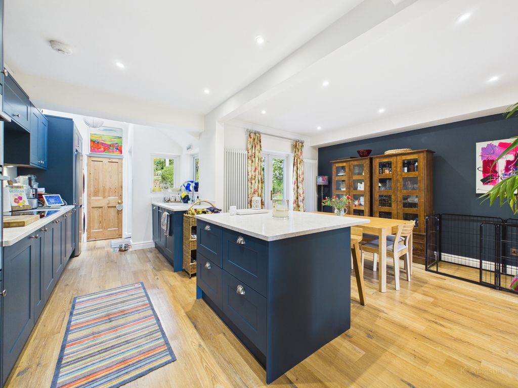 Property photo 3 of 12 Kitchen