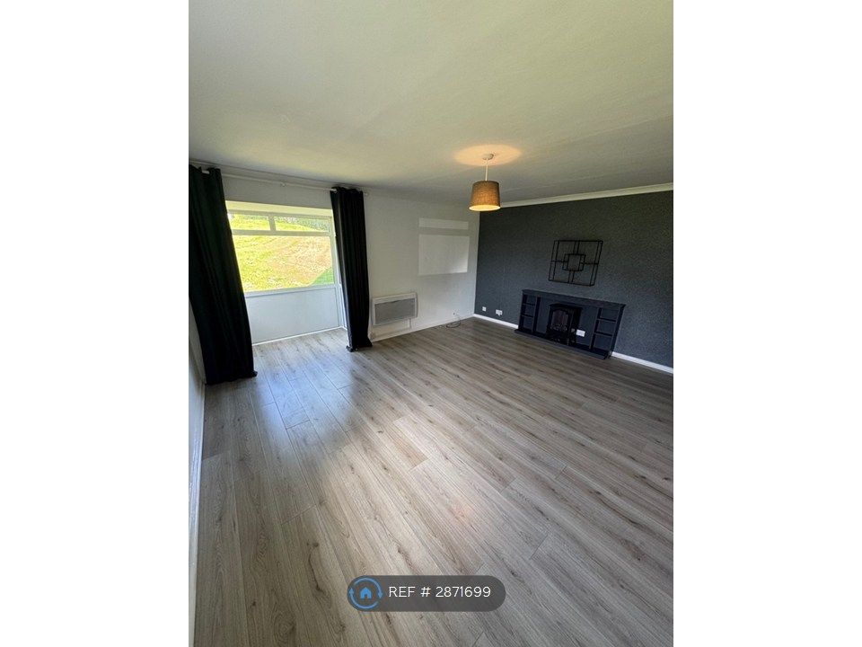 Property photo 1 of 10 Living