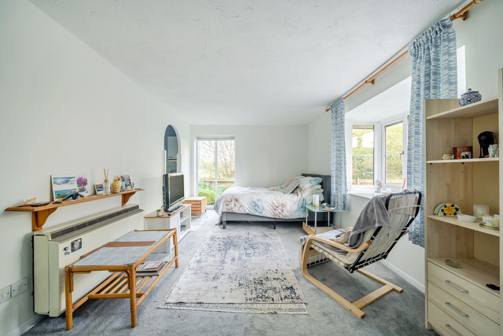 Property photo 2 of 13 1438247-12-69Cad1...