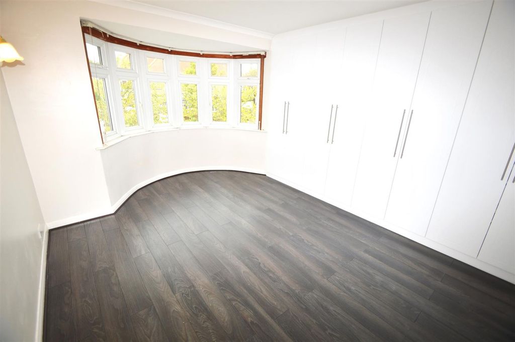 Property photo 1 of 4 Cleveland Rd E18