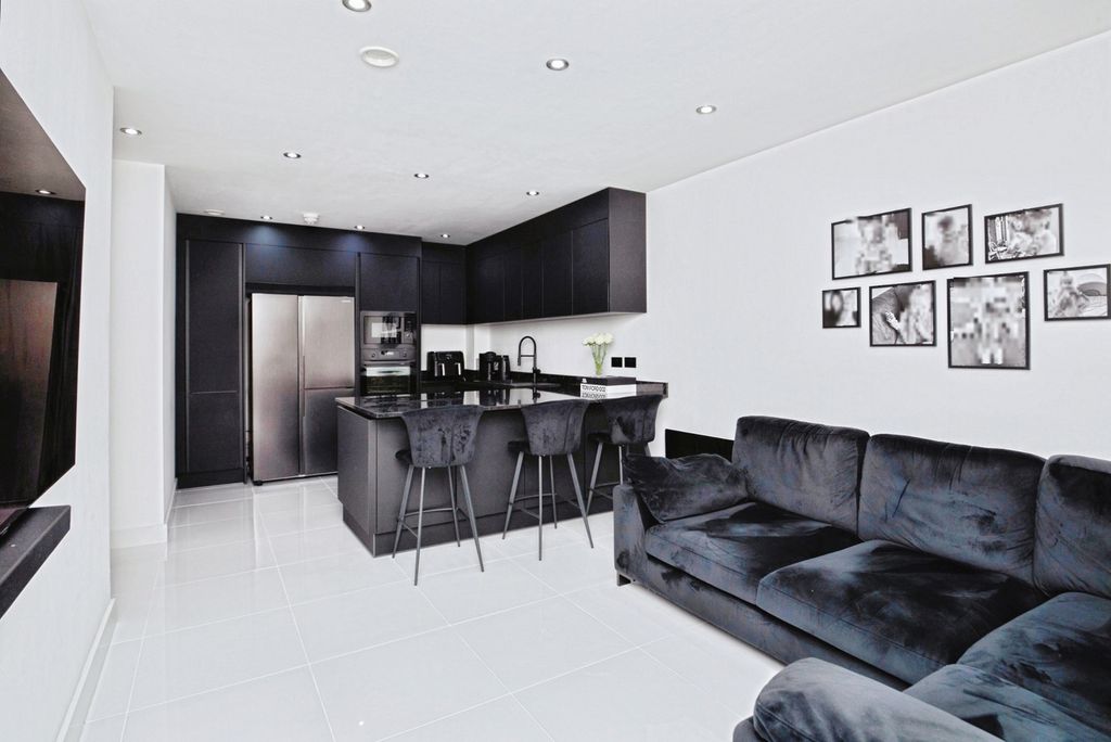 Property photo 3 of 19 Pbox-Img.Jpg