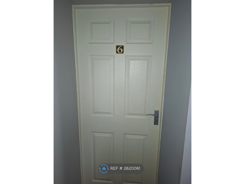 Property photo 3 of 11 Flat Entrance