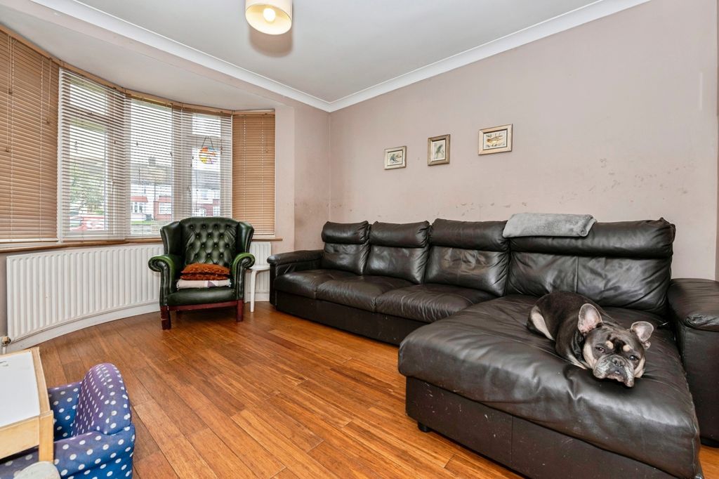 Property photo 3 of 18 Lounge