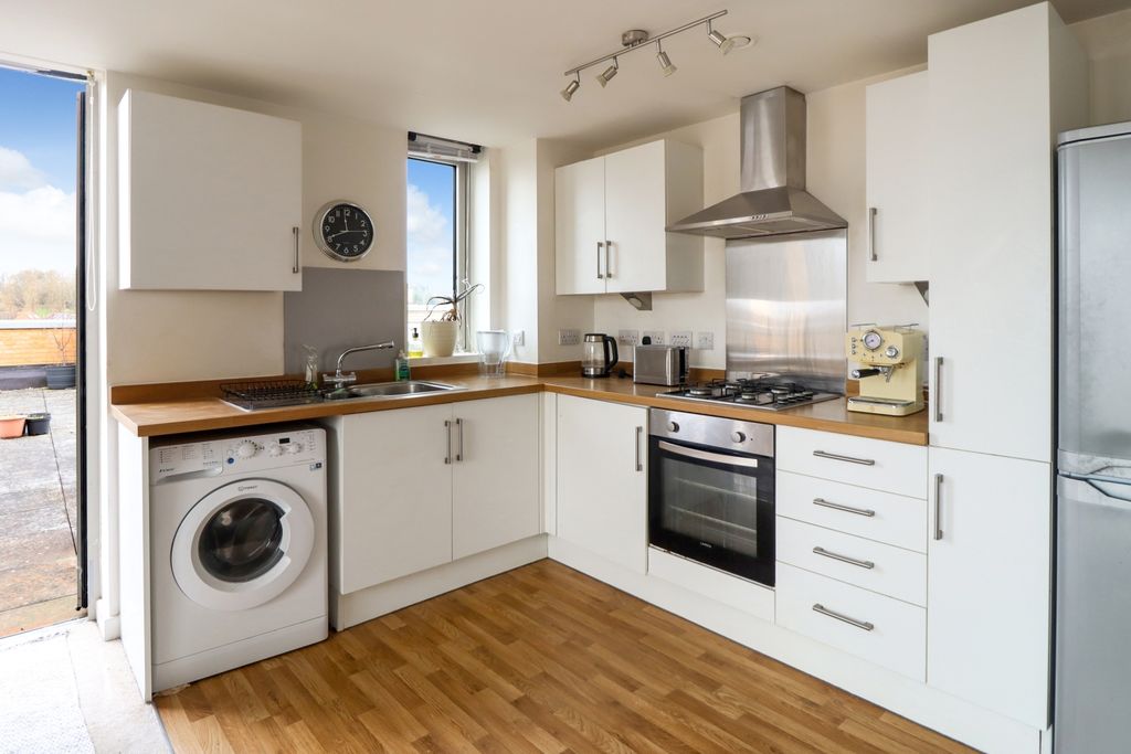 Property photo 2 of 11 Kitchen