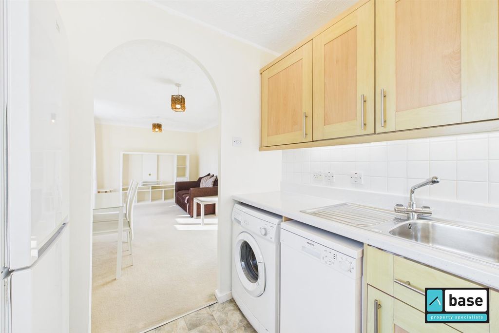 Property photo 3 of 11 Kitchen