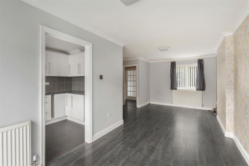 Property photo 3 of 16 10 Maple Close, Banbury-7.Jpg