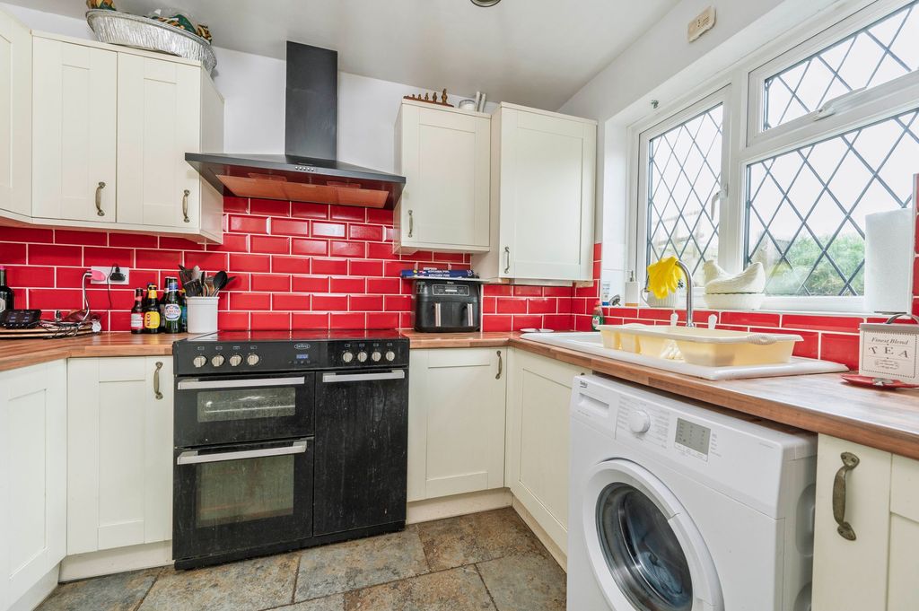 Property photo 3 of 12 Kitchen