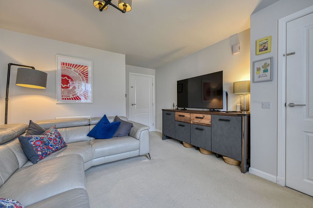 Property photo 3 of 32