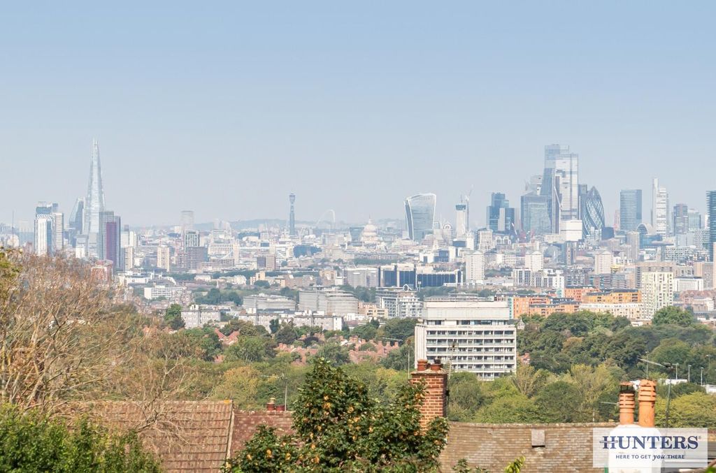 Property photo 3 of 25 London Skyline