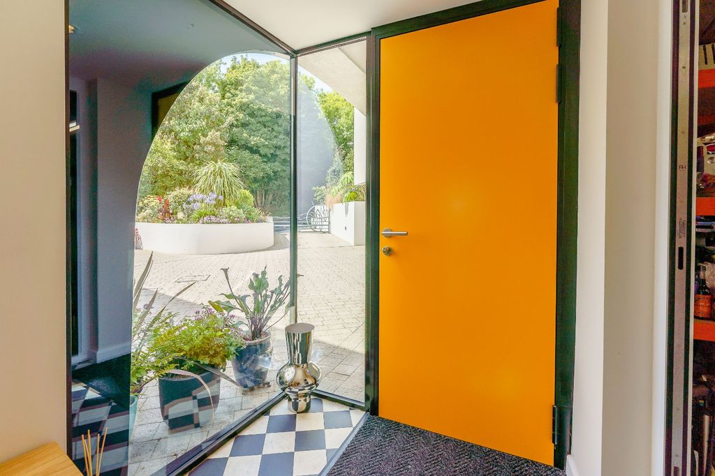 Property photo 3 of 16 Entrance