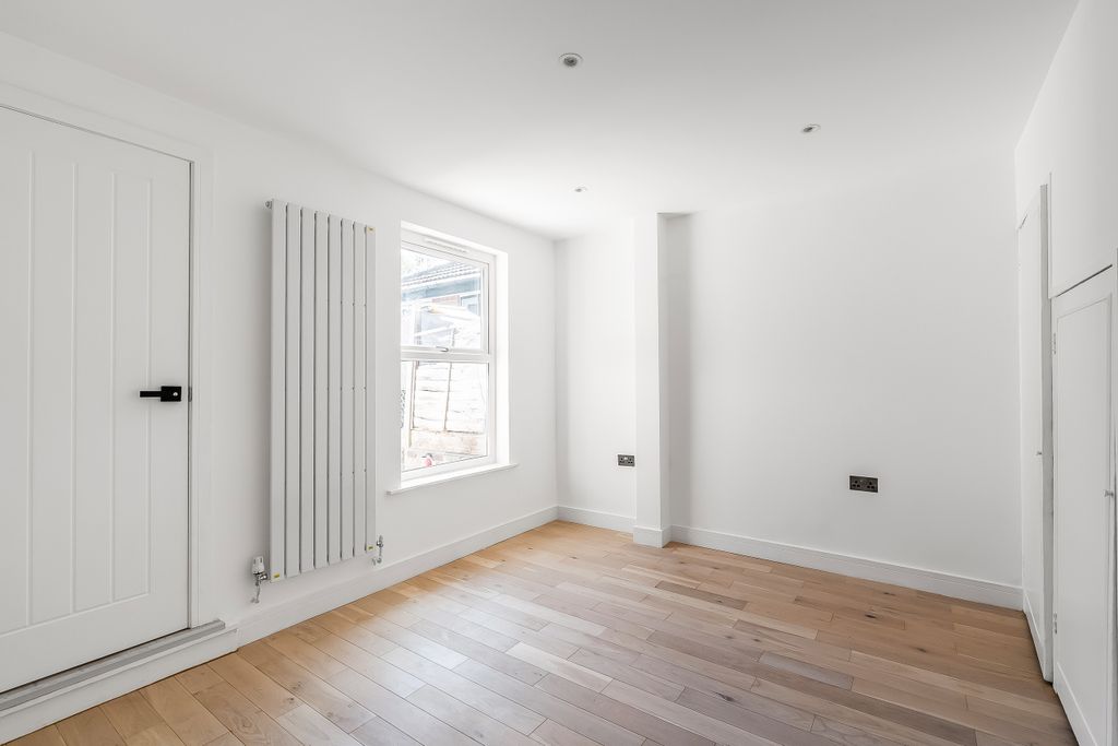 Property photo 3 of 17 144-Godstone-Road-11