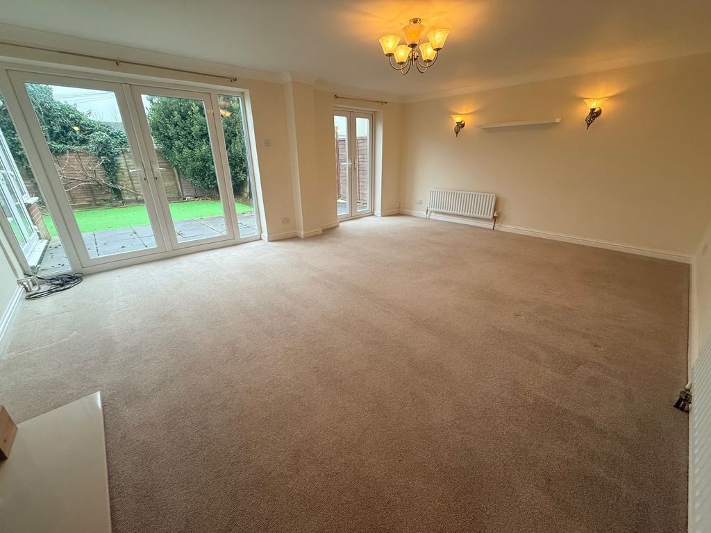 Property photo 2 of 19 Lounge