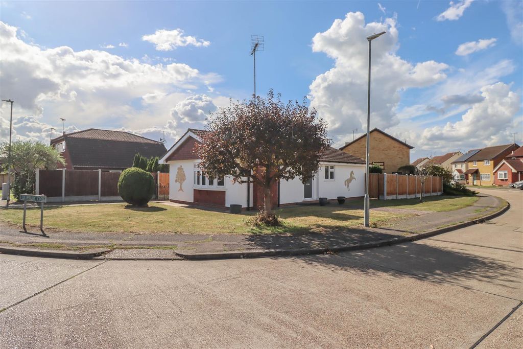 Property photo 2 of 22 16 Fambridge Drive New Outside.Jpg