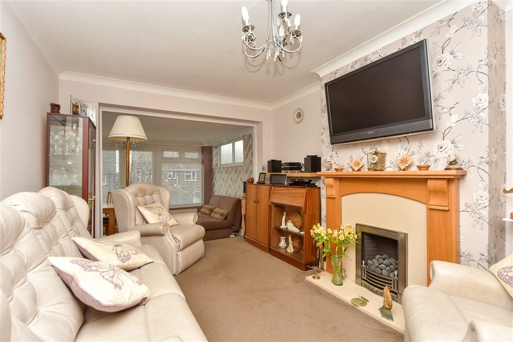 Property photo 3 of 13 Lounge