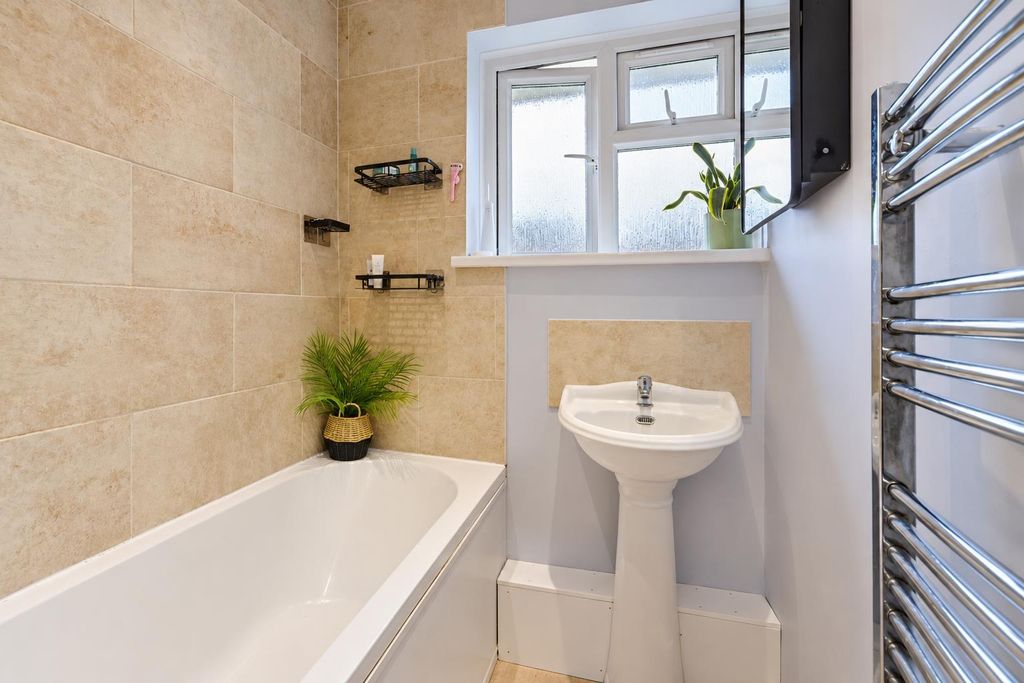 Property photo 3 of 25 1793493879 - 14 Lavender Road, Sm5 - -14.Jpg