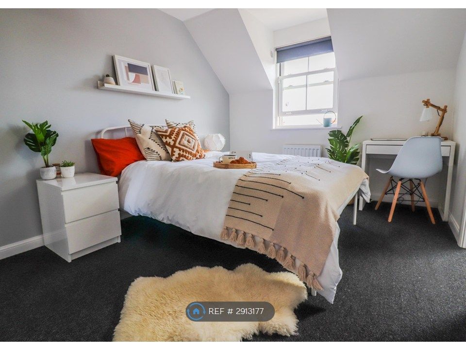 Property photo 1 of 11 Large Ensuite Room