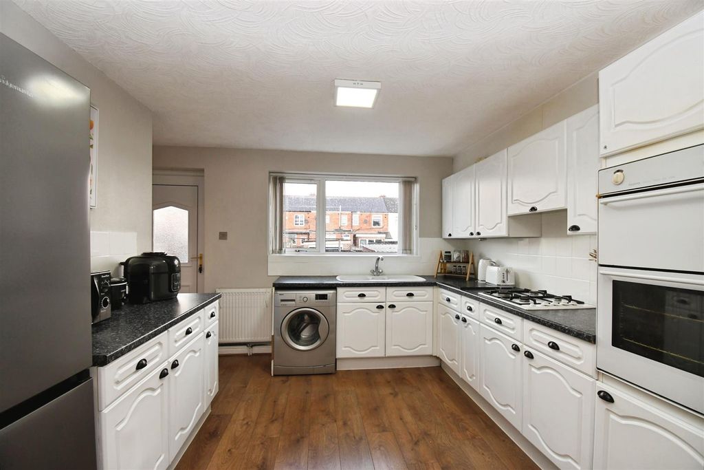 Property photo 3 of 14 A1827F01-U 20 20 2838 29.Jpg