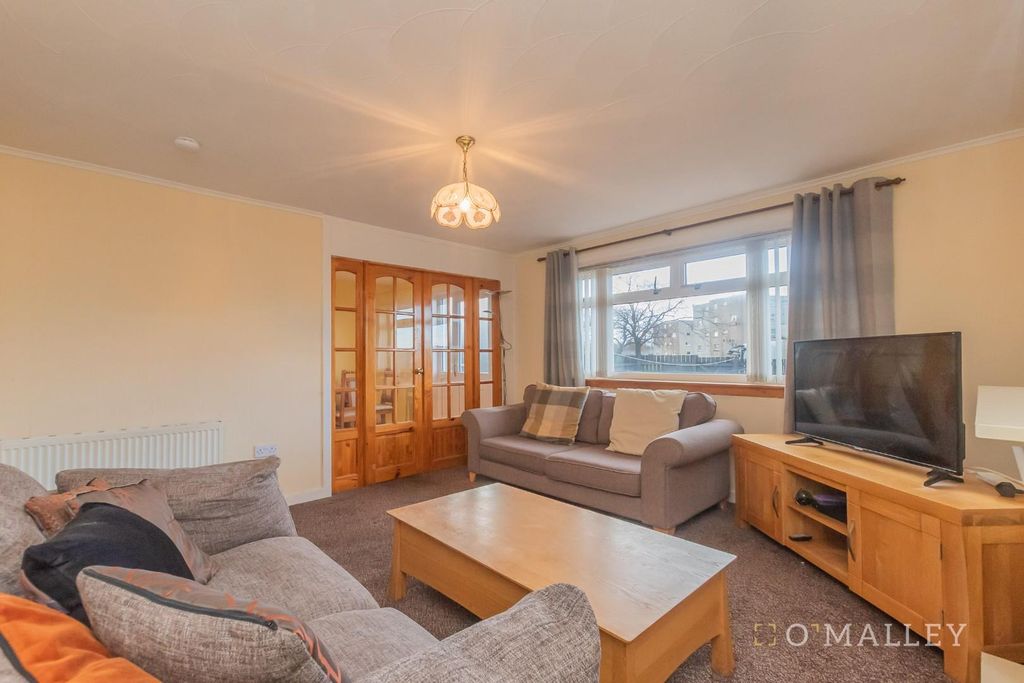 Property photo 3 of 17 Lounge