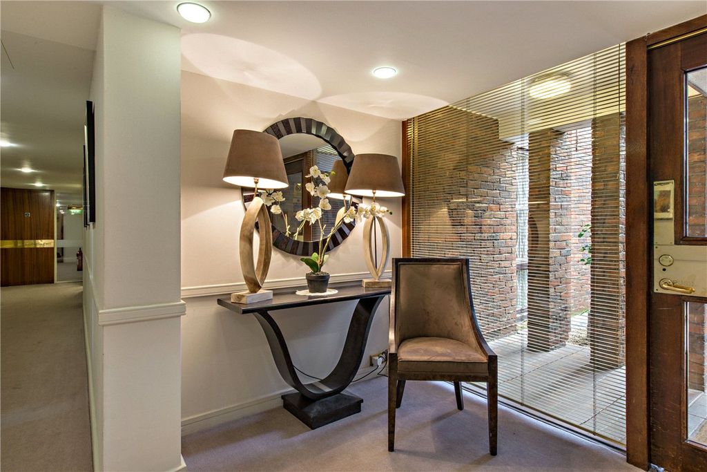 Property photo 2 of 8 Entrance Hall