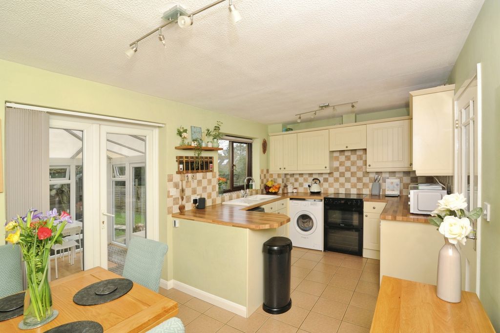 Property photo 3 of 19 Kitchen