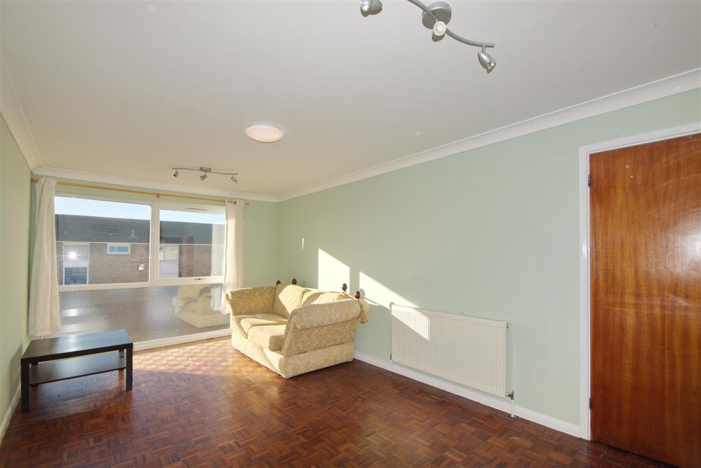 Property photo 3 of 6 Lounge