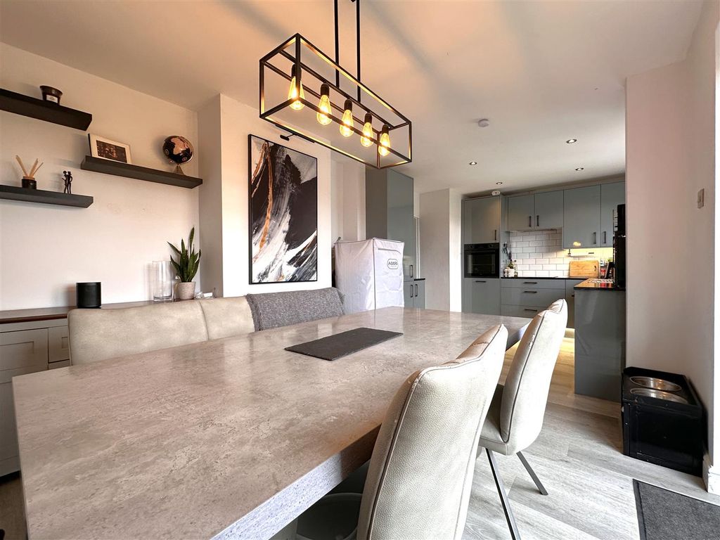 Property photo 2 of 17 Open-Plan Dining Kitchen 526