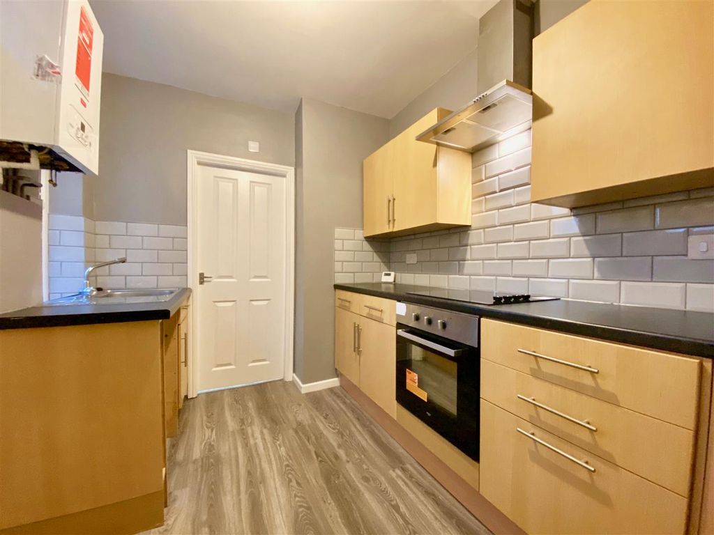 Property photo 3 of 8 Kitchen