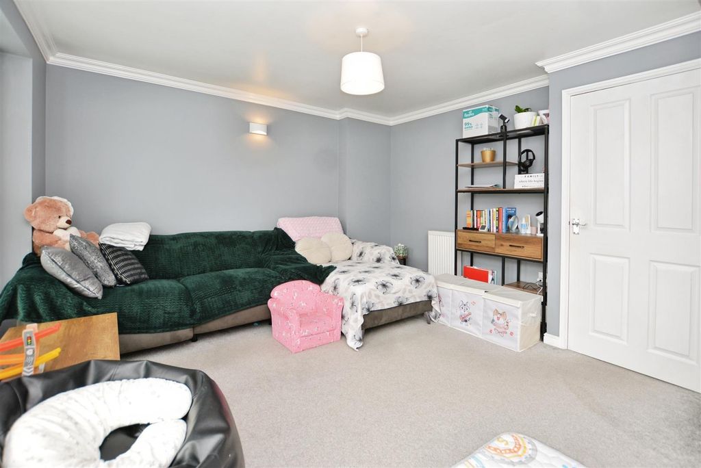 Property photo 3 of 17 Living Room