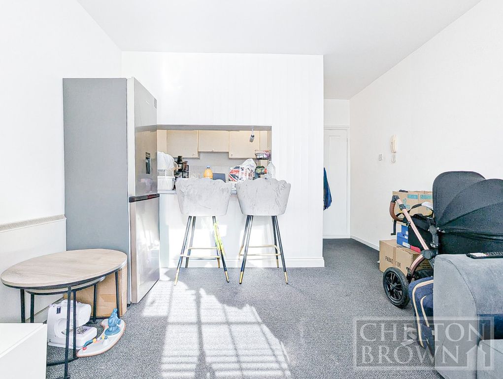 Property photo 3 of 7 Living Room/Kitchen