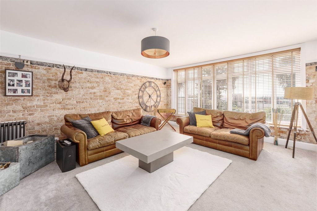 Property photo 2 of 37 Picture No. 33