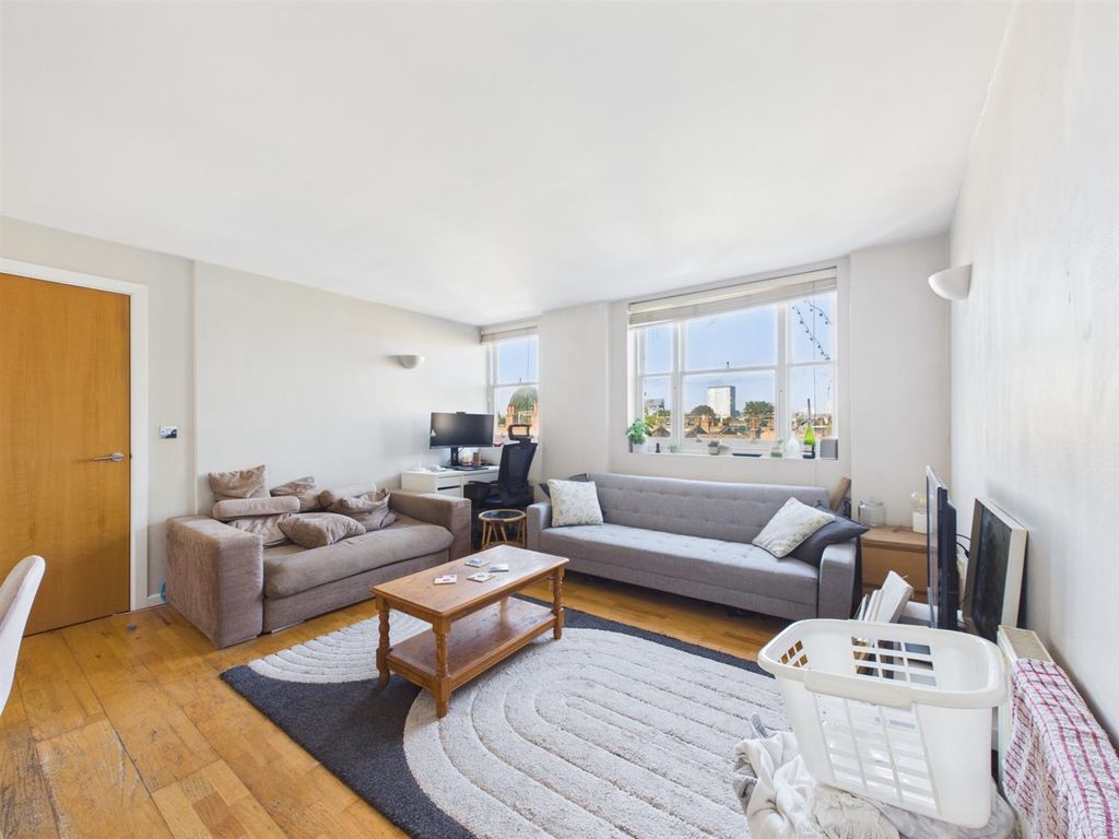 Property photo 1 of 10 Living Room 3.Jpg