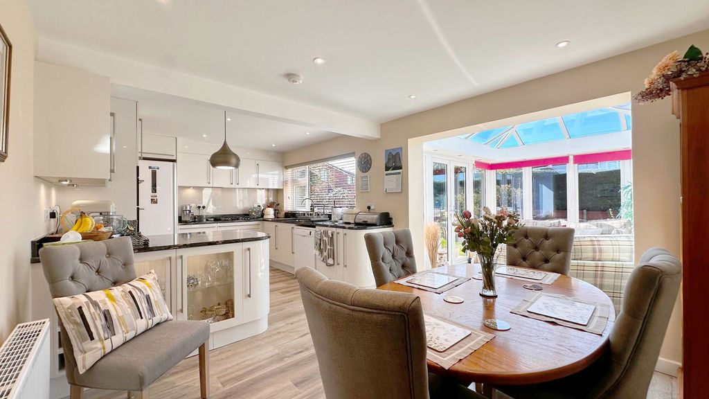 Property photo 3 of 26 Dining Kitchen