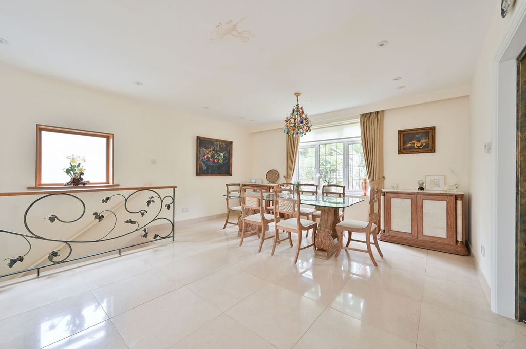 Property photo 3 of 39