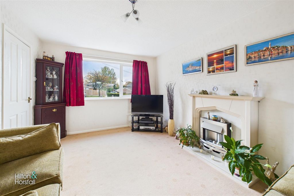 Property photo 2 of 16 Broadhurst Way