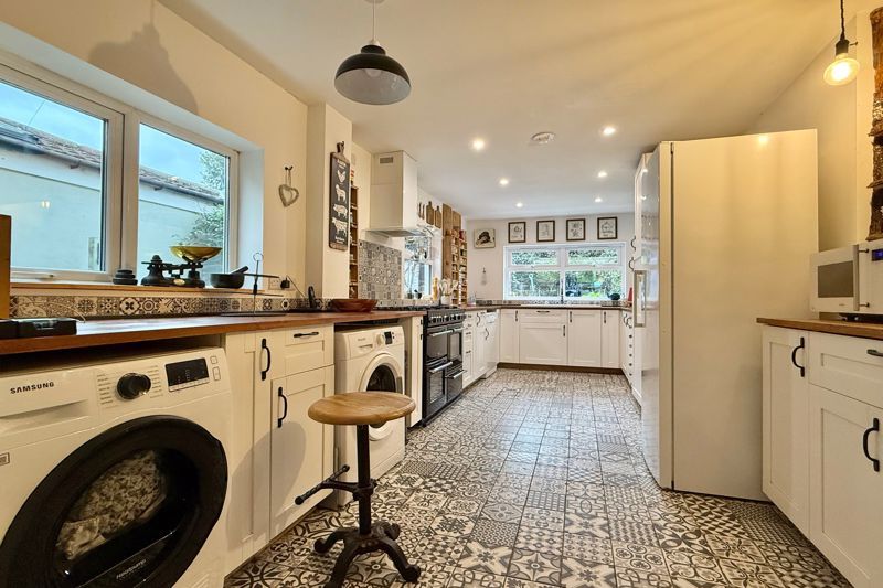 Property photo 3 of 18 Kitchen