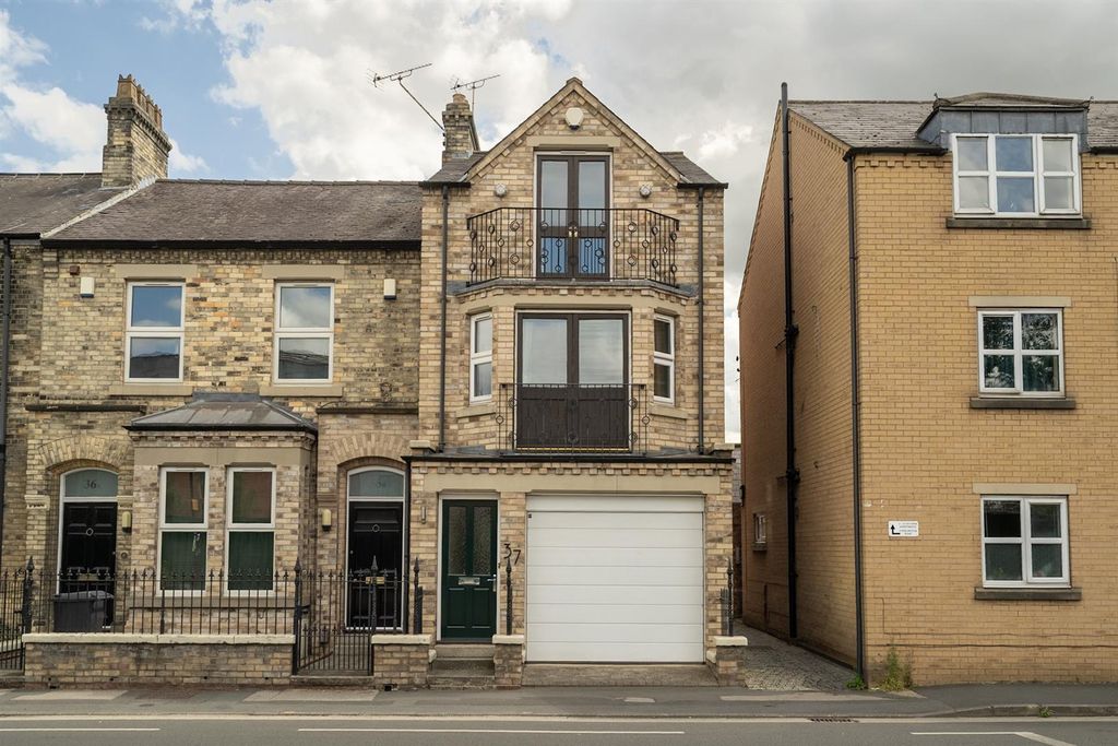 Property photo 1 of 14 External