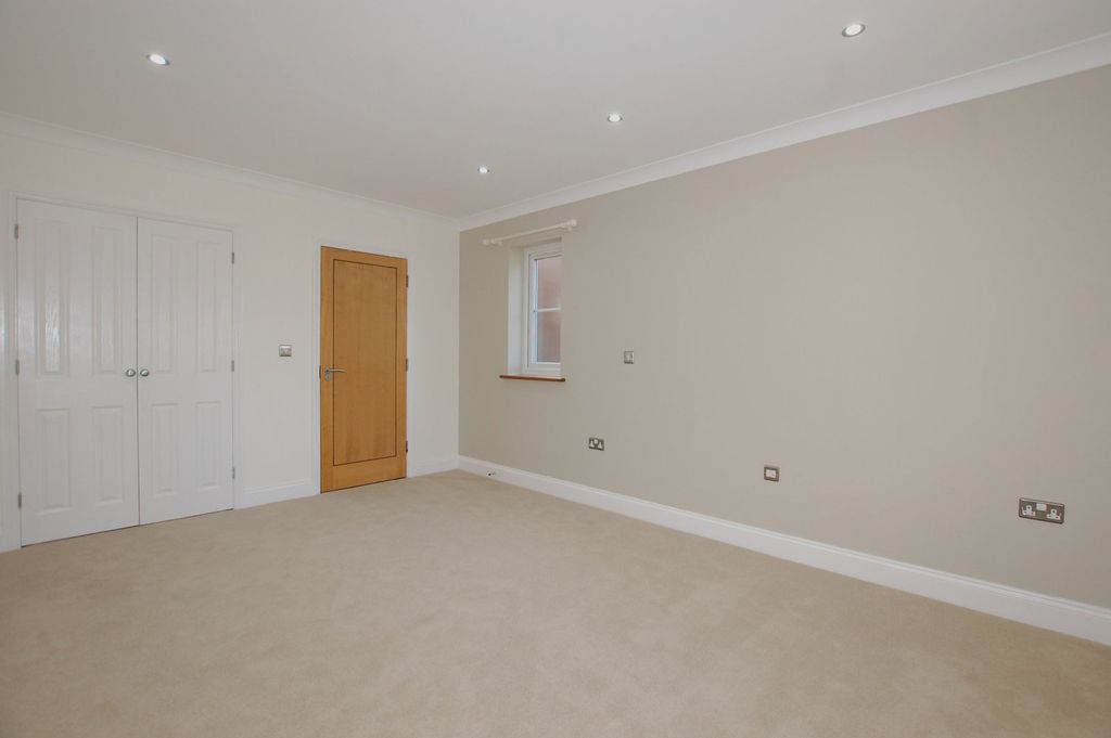 Property photo 3 of 8 Bedroom