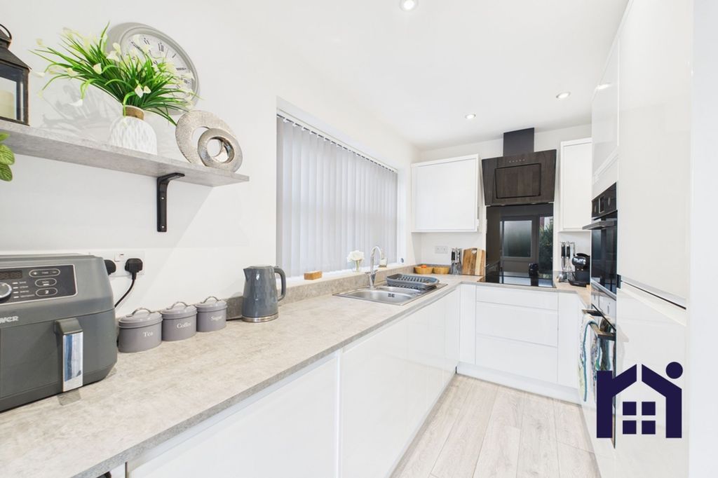 Property photo 3 of 19 Kitchen