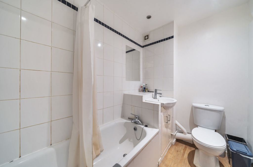 Property photo 3 of 14 Bathroom