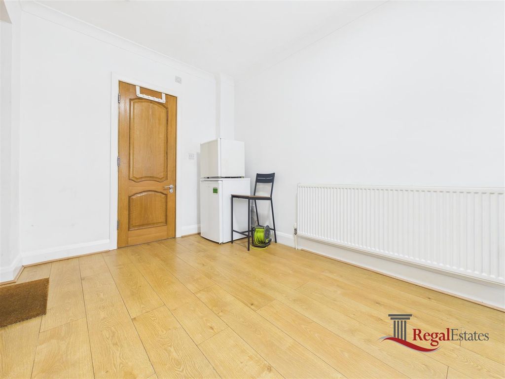 Property photo 3 of 14 Cam02489G0-Pr0319-Still013.Jpg