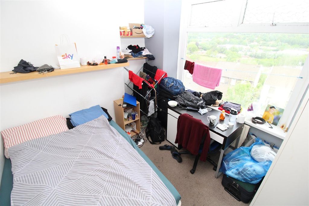 Property photo 3 of 7 Bright Bedroom With Scenic Views And Study Desk...