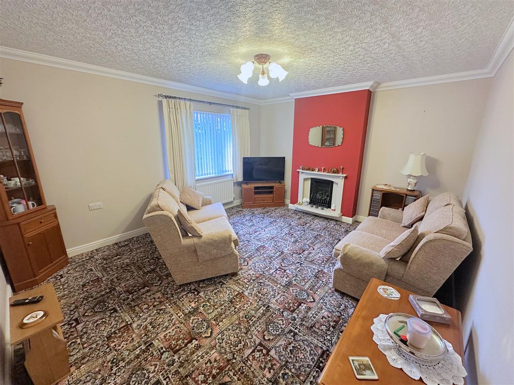 Property photo 3 of 33 Lounge