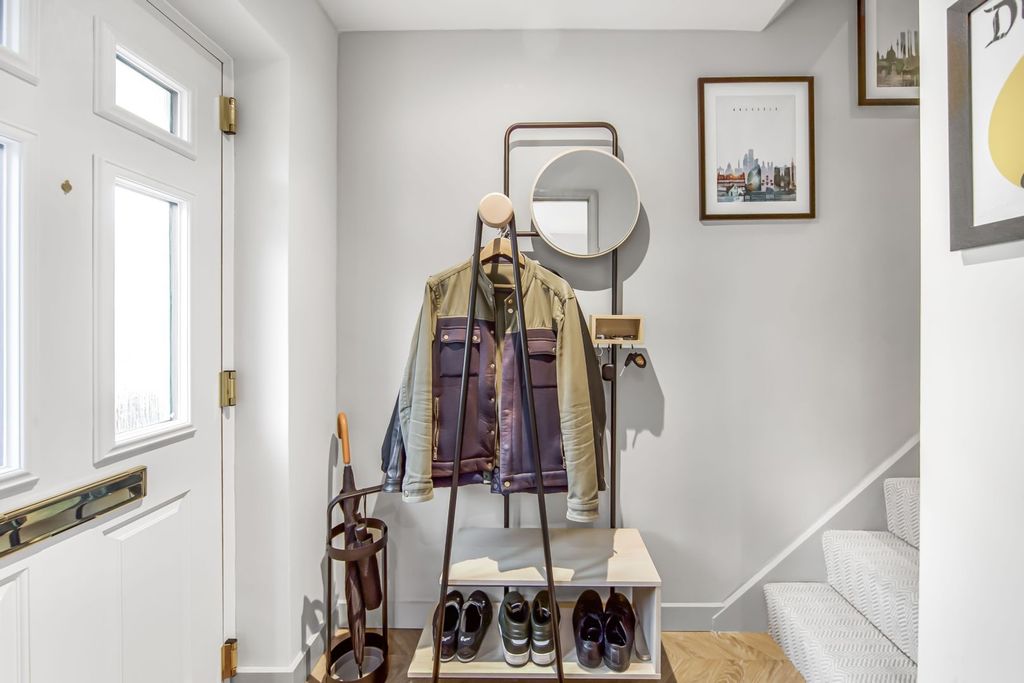 Property photo 3 of 24 Entrance Hall