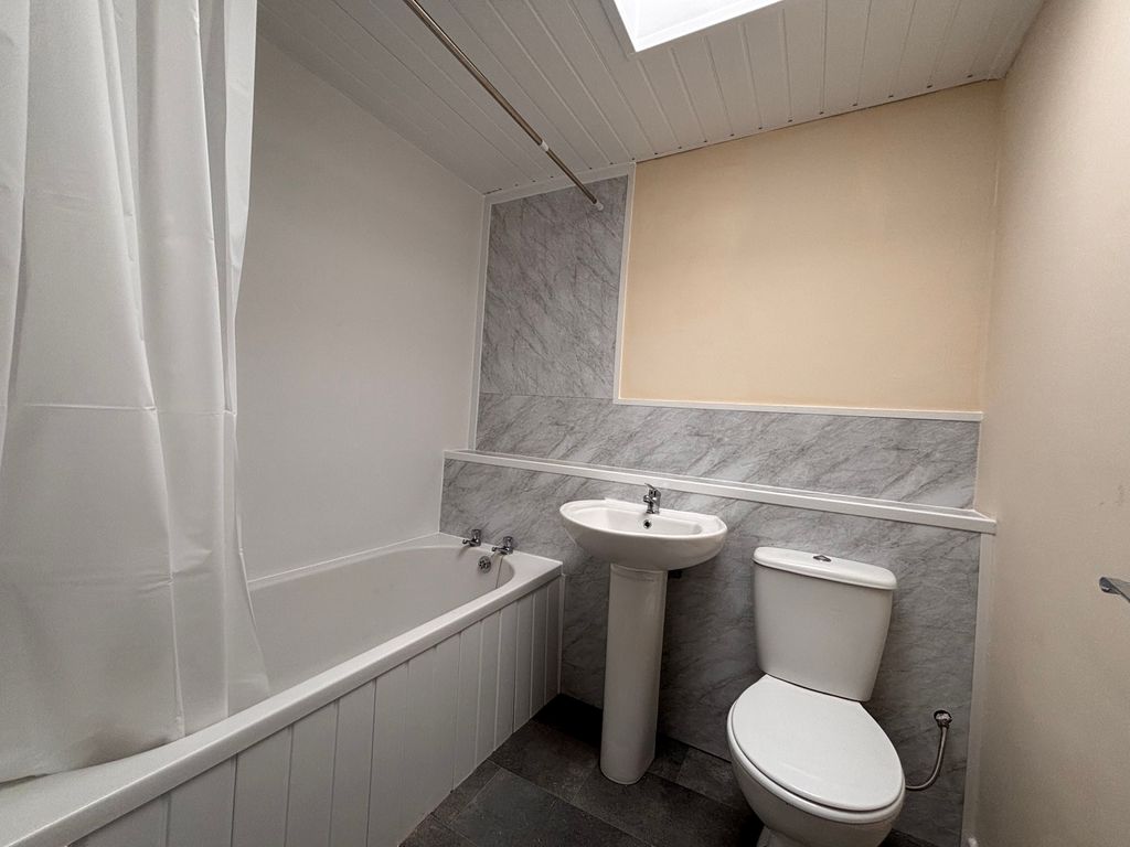 Property photo 3 of 8 Bathroom