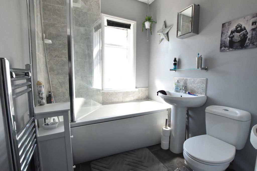 Property photo 2 of 20 Bathroom